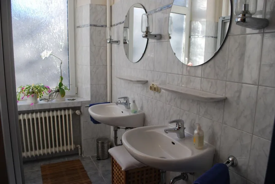 Badezimmer mit Dusche und Waschbecken