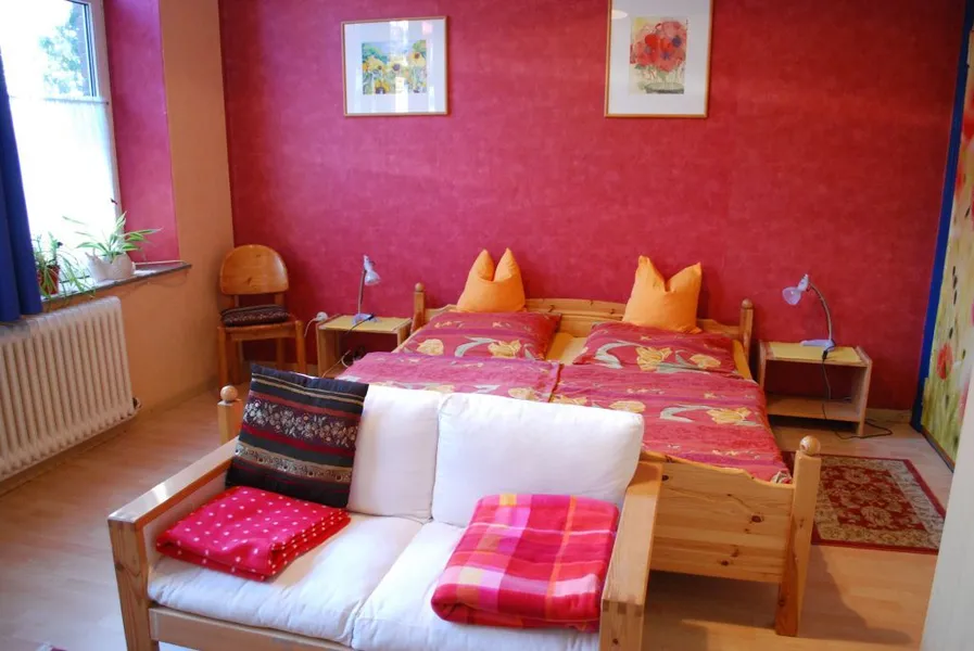 Doppelzimmer der Pension Halstrup mit Doppelbett und Sofa
