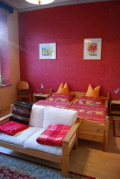 Doppelzimmer mit Fenster und Sitzplatz